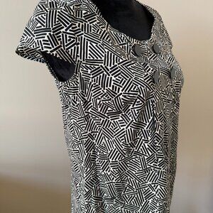 🧡3/$15 LOFT Black and White Geometric Print S.S. Blouse. Chest 18". Length 25"